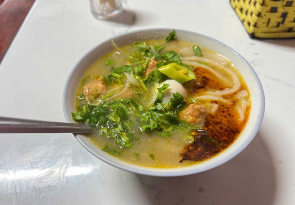 Quán bánh canh không tên giá 15.000 đồng ở Huế: Vài giờ bán hết 3 nồi lớn Quán bánh canh không tên giá 15.000 đồng ở Huế: Vài giờ bán hết 3 nồi lớn