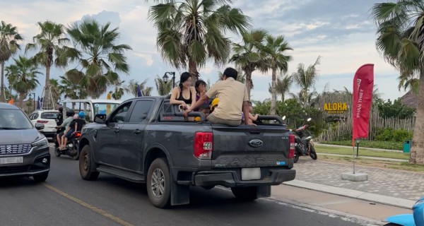 Chở người trên thùng xe bán tải bị phạt 6 triệu đồng?