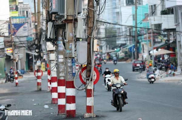 Dự án tuyến Chu Văn An sắp 'về đích', nhiều cột điện vẫn án ngữ giữa đường