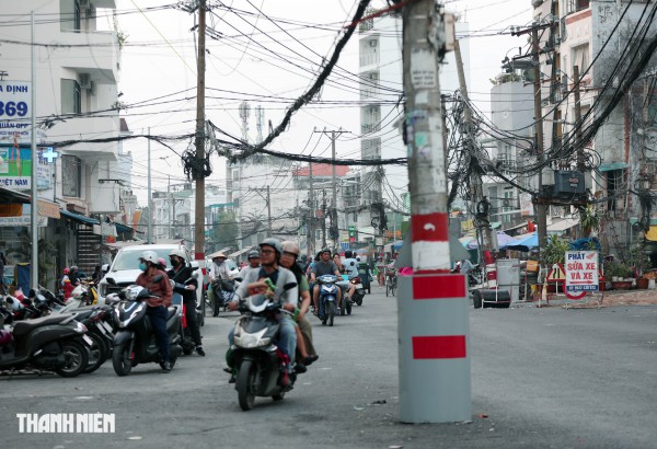 Dự án tuyến Chu Văn An sắp 'về đích', nhiều cột điện vẫn án ngữ giữa đường