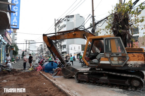 Dự án tuyến Chu Văn An sắp 'về đích', nhiều cột điện vẫn án ngữ giữa đường