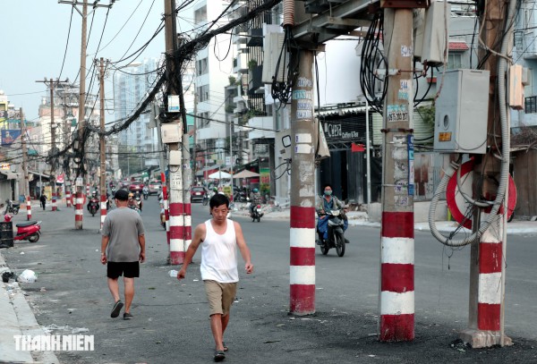 Dự án tuyến Chu Văn An sắp 'về đích', nhiều cột điện vẫn án ngữ giữa đường