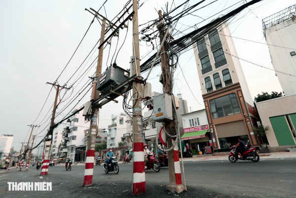 Dự án tuyến Chu Văn An sắp 'về đích', nhiều cột điện vẫn án ngữ giữa đường