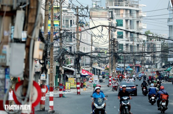Dự án tuyến Chu Văn An sắp 'về đích', nhiều cột điện vẫn án ngữ giữa đường