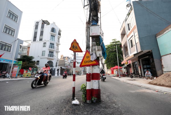 Dự án tuyến Chu Văn An sắp 'về đích', nhiều cột điện vẫn án ngữ giữa đường