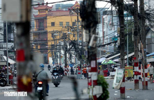 Dự án tuyến Chu Văn An sắp 'về đích', nhiều cột điện vẫn án ngữ giữa đường