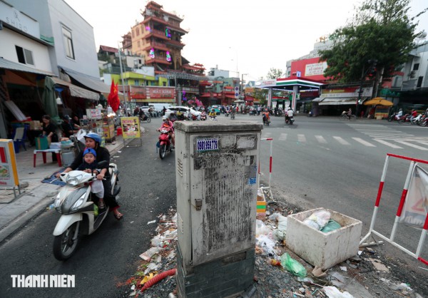 Dự án tuyến Chu Văn An sắp 'về đích', nhiều cột điện vẫn án ngữ giữa đường