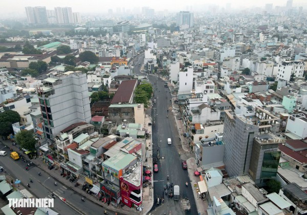 Dự án tuyến Chu Văn An sắp 'về đích', nhiều cột điện vẫn án ngữ giữa đường