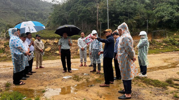 Quảng Ngãi: Băng rừng, vượt suối để đưa điện về Tu Thôn