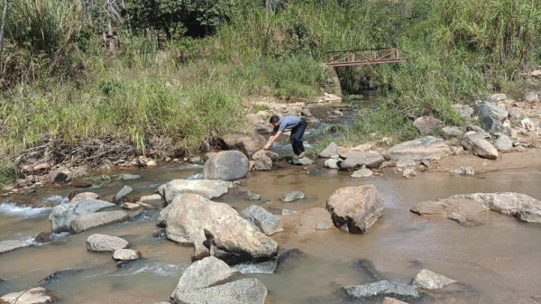 Quảng Ngãi: Băng rừng, vượt suối để đưa điện về Tu Thôn