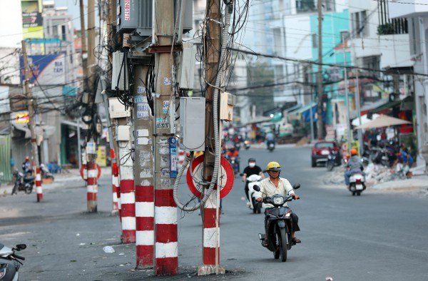 Dãy trụ điện nằm giữa đường Chu Văn An: Sở Xây dựng TP.HCM lên tiếng
