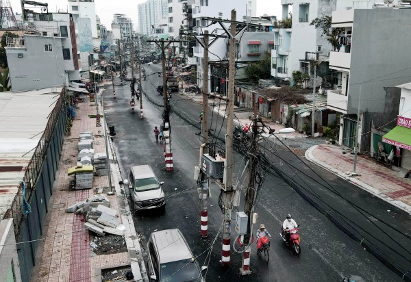 Dãy trụ điện nằm giữa đường Chu Văn An: Sở Xây dựng TP.HCM lên tiếng