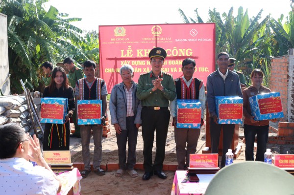 Công an tỉnh Gia Lai tặng 23 nhà tình nghĩa cho người nghèo đón tết