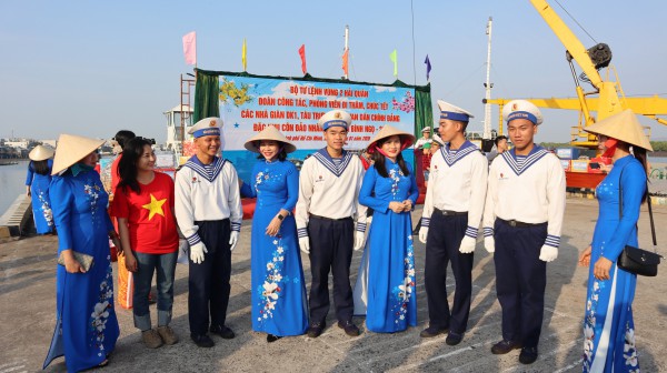 Mang xuân đến nhà giàn DK1 và thềm lục địa phía nam Tổ quốc