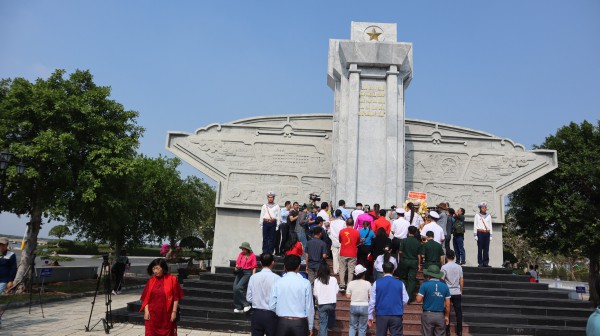 Mang xuân đến nhà giàn DK1 và thềm lục địa phía nam Tổ quốc