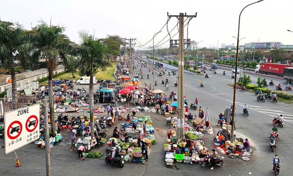 Phường, xã ở TP.HCM cam kết 'làm sạch' vỉa hè