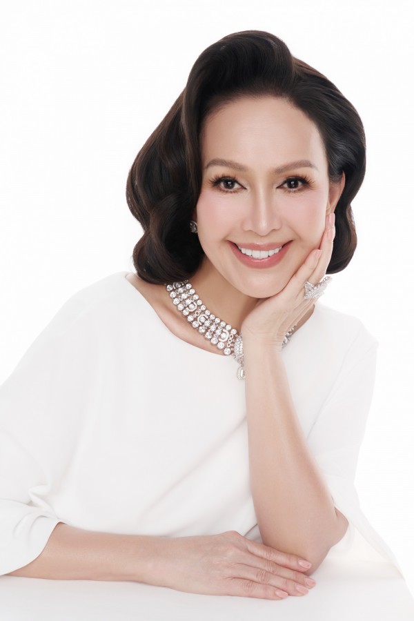 Nhan sắc Diễm My sau 32 năm hôn nhân