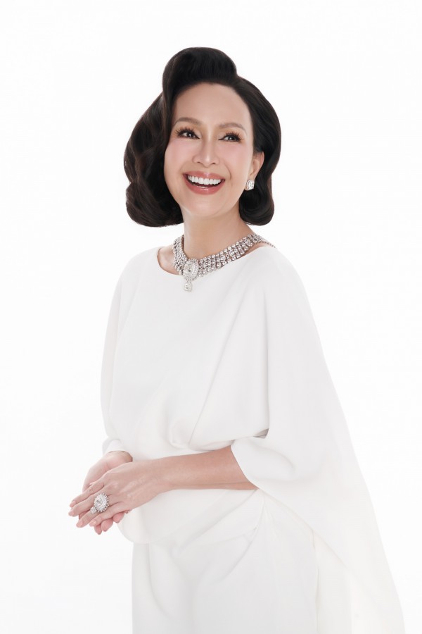 Nhan sắc Diễm My sau 32 năm hôn nhân