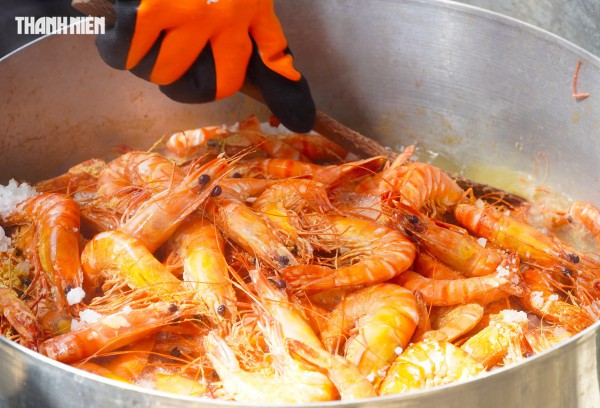 Tôm sú khô nguyên vỏ Cà Mau 'cháy hàng' dịp tết, giá 1,5 triệu/kg vẫn hút khách Tôm sú khô nguyên vỏ Cà Mau 'cháy hàng' dịp tết, giá 1,5 triệu/kg vẫn hút khách