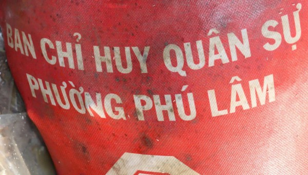 Phát hiện thi thể nam giới mặc áo in 'Ban Chỉ huy Quân sự phường Phú Lâm'