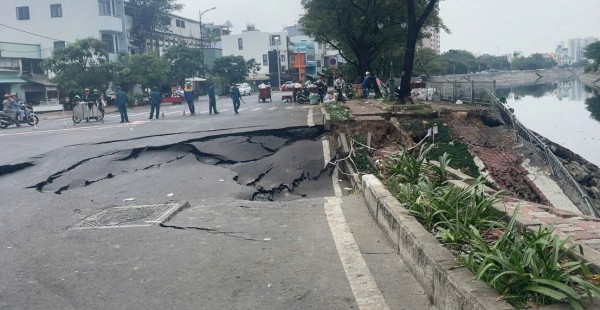 Sụt lún nghiêm trọng ven bờ kênh Tàu Hủ, TP.HCM