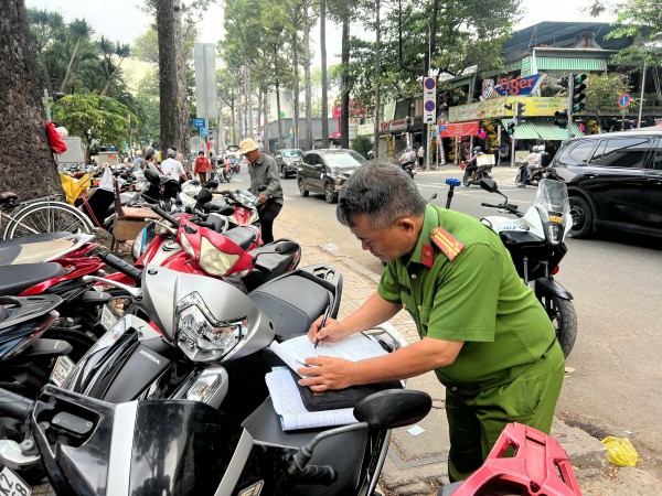 Công an TP.HCM xử lý tình trạng 'xẻ thịt' vỉa hè, thu phí giữ xe trái phép