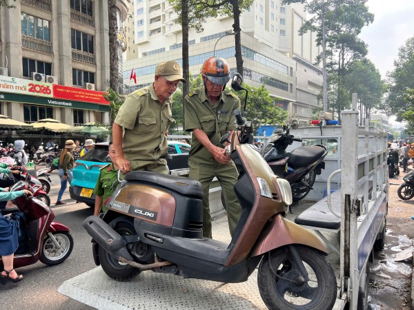 Công an TP.HCM xử lý tình trạng 'xẻ thịt' vỉa hè, thu phí giữ xe trái phép