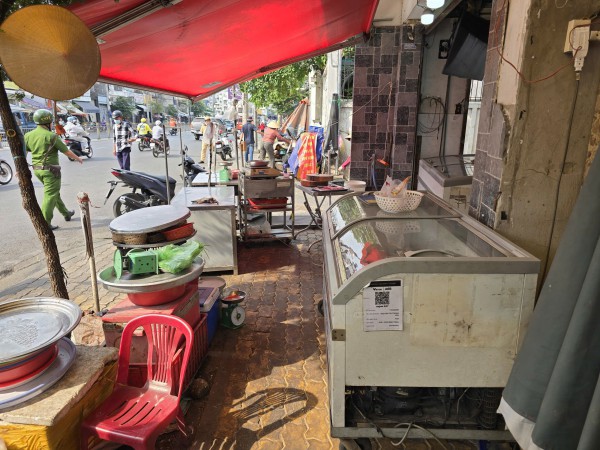 Công an TP.HCM xử lý tình trạng 'xẻ thịt' vỉa hè, thu phí giữ xe trái phép