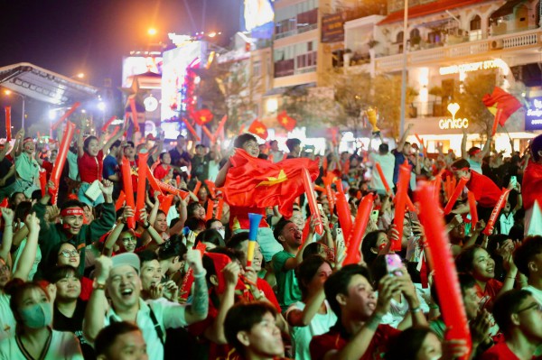 Cổ vũ U.23 Việt Nam trên 6 màn hình LED khổng lồ tại phố đi bộ Nguyễn Huệ