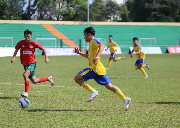 Cô gái vượt ngàn cây số để chụp ảnh cho đội bóng đến từ Cố đô Huế