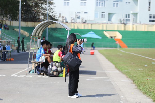 Cô gái vượt ngàn cây số để chụp ảnh cho đội bóng đến từ Cố đô Huế