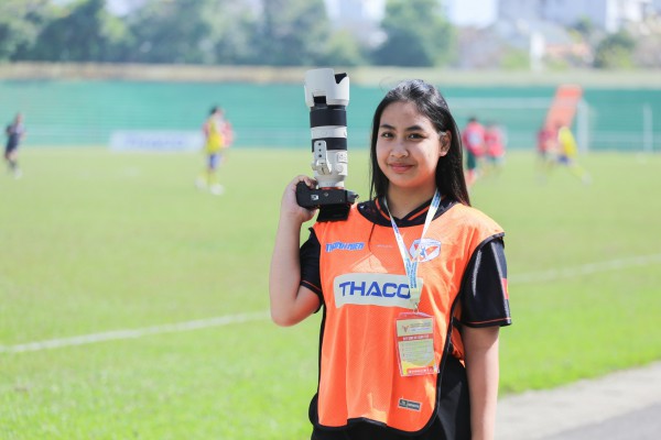 Cô gái vượt ngàn cây số để chụp ảnh cho đội bóng đến từ Cố đô Huế