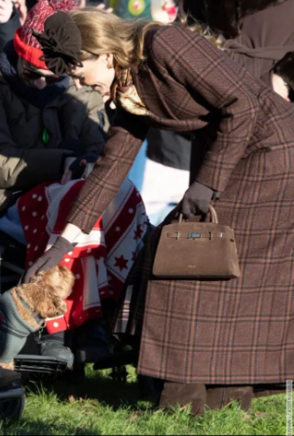 Học cách diện áo khoác kẻ caro như Công nương Kate Middleton: Thanh lịch, sang trọng và dễ áp dụng