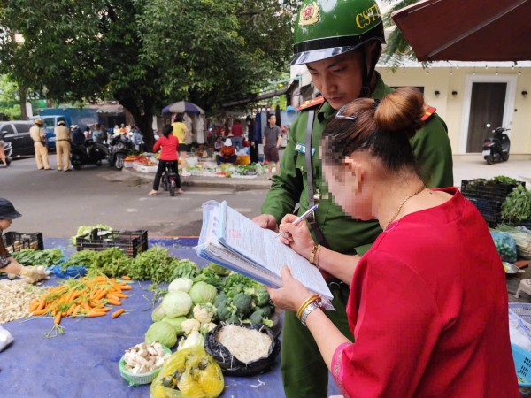 TP.HCM 'dẹp loạn' lấn chiếm lòng lề đường