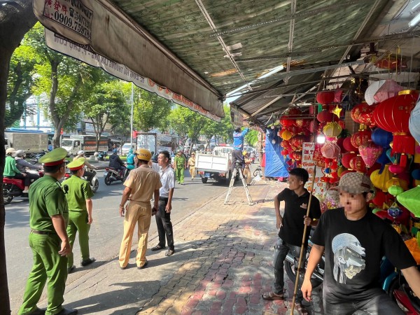 TP.HCM 'dẹp loạn' lấn chiếm lòng lề đường