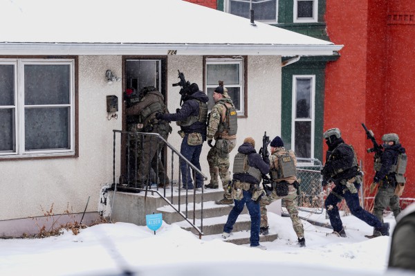 Đặc vụ Mỹ gây tranh cãi sau vụ vào nhà bắt người tại Minnesota Đặc vụ Mỹ gây tranh cãi sau vụ vào nhà bắt người tại Minnesota