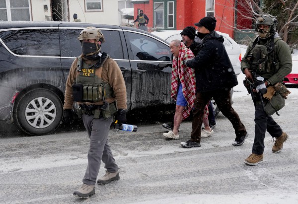 Đặc vụ Mỹ gây tranh cãi sau vụ vào nhà bắt người tại Minnesota Đặc vụ Mỹ gây tranh cãi sau vụ vào nhà bắt người tại Minnesota