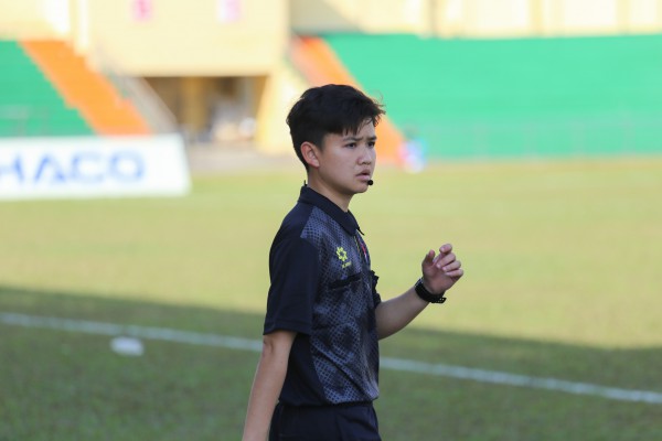 Nữ trọng tài duy nhất tại SVĐ Quân khu 5: Tập trung theo sát từng pha bóng Nữ trọng tài duy nhất tại SVĐ Quân khu 5: Tập trung theo sát từng pha bóng