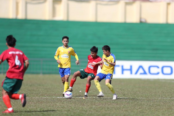 Nữ trọng tài duy nhất tại SVĐ Quân khu 5: Tập trung theo sát từng pha bóng Nữ trọng tài duy nhất tại SVĐ Quân khu 5: Tập trung theo sát từng pha bóng