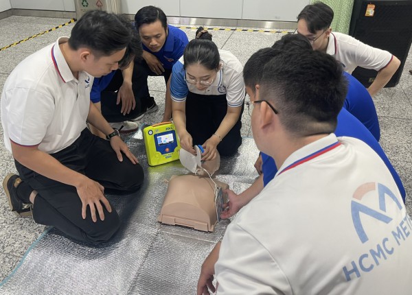 Trang bị máy khử rung tim tự động cấp cứu đột quỵ tại nhà ga metro TP.HCM