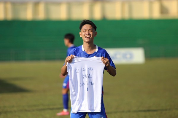 Cầu thủ nói lời xúc động tới người mẹ kính yêu, nhận quà trên sân Quân khu 5 Cầu thủ nói lời xúc động tới người mẹ kính yêu, nhận quà trên sân Quân khu 5