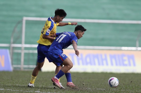 Cầu thủ nói lời xúc động tới người mẹ kính yêu, nhận quà trên sân Quân khu 5 Cầu thủ nói lời xúc động tới người mẹ kính yêu, nhận quà trên sân Quân khu 5