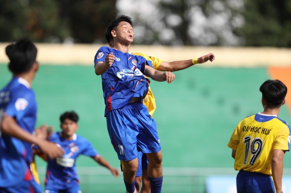 Cầu thủ nói lời xúc động tới người mẹ kính yêu, nhận quà trên sân Quân khu 5 Cầu thủ nói lời xúc động tới người mẹ kính yêu, nhận quà trên sân Quân khu 5