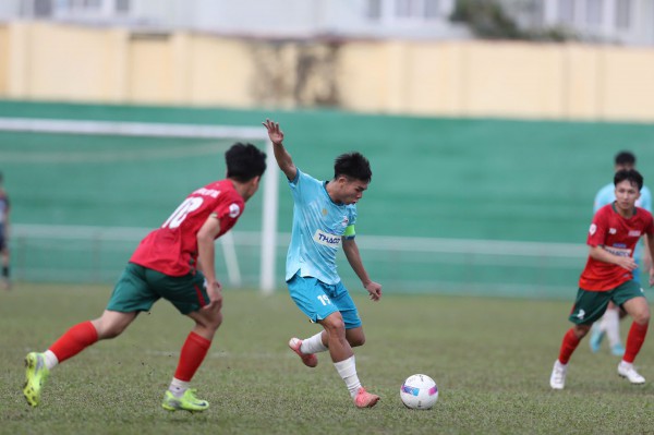 Ngày thi đấu cuối vòng loại Duyên hải miền Trung: Khán đài cực nóng, ‘mưa’ bàn thắng