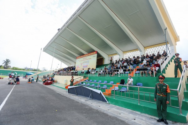 Ngày thi đấu cuối vòng loại Duyên hải miền Trung: Khán đài cực nóng, ‘mưa’ bàn thắng