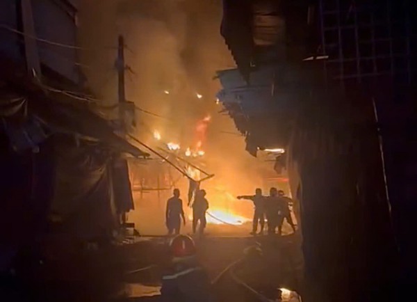 TP.HCM: Cháy nhiều căn nhà ở kết hợp kinh doanh gần chợ Nhị Thiên Đường