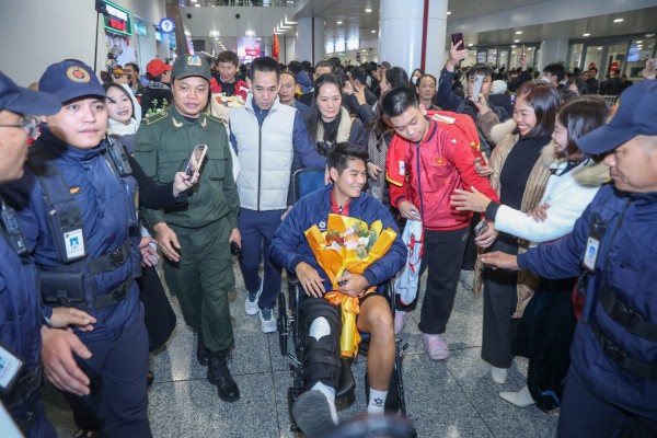 Hiểu Minh nhận hoa trên xe lăn, U.23 Việt Nam được 'biển người' chào đón: Thầy Kim tràn cảm xúc