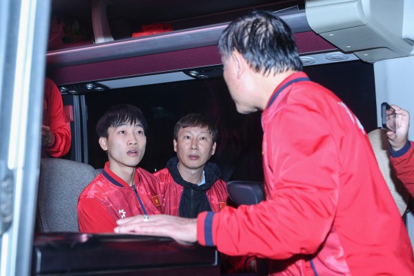 Hiểu Minh nhận hoa trên xe lăn, U.23 Việt Nam được 'biển người' chào đón: Thầy Kim tràn cảm xúc