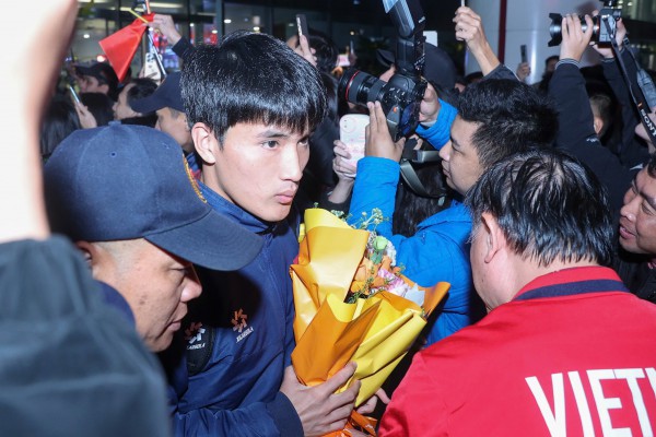 Hiểu Minh nhận hoa trên xe lăn, U.23 Việt Nam được 'biển người' chào đón: Thầy Kim tràn cảm xúc