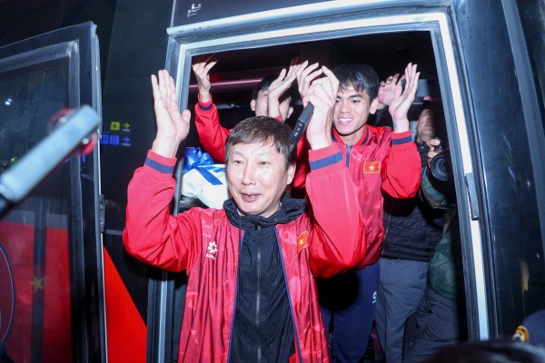 Hiểu Minh nhận hoa trên xe lăn, U.23 Việt Nam được 'biển người' chào đón: Thầy Kim tràn cảm xúc
